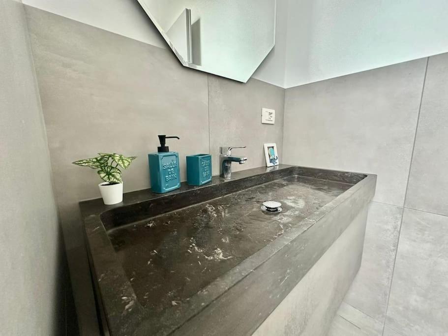Penthouse With Patio & 2 Baths, 10 Min To Duomo Apartman Milánó Kültér fotó
